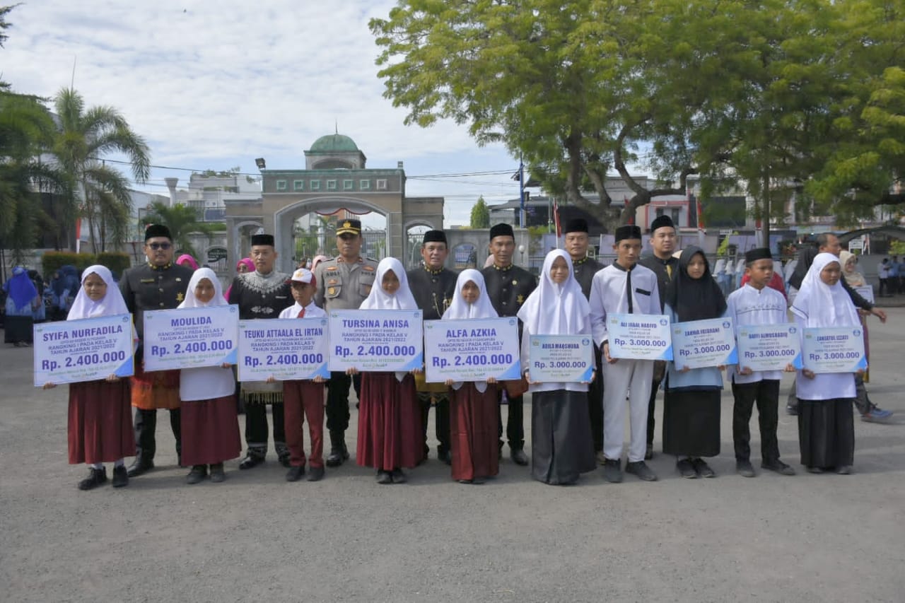 Kepala TK Penggerak Di Bireuen Terima Penghargaan Siswa Berprestasi