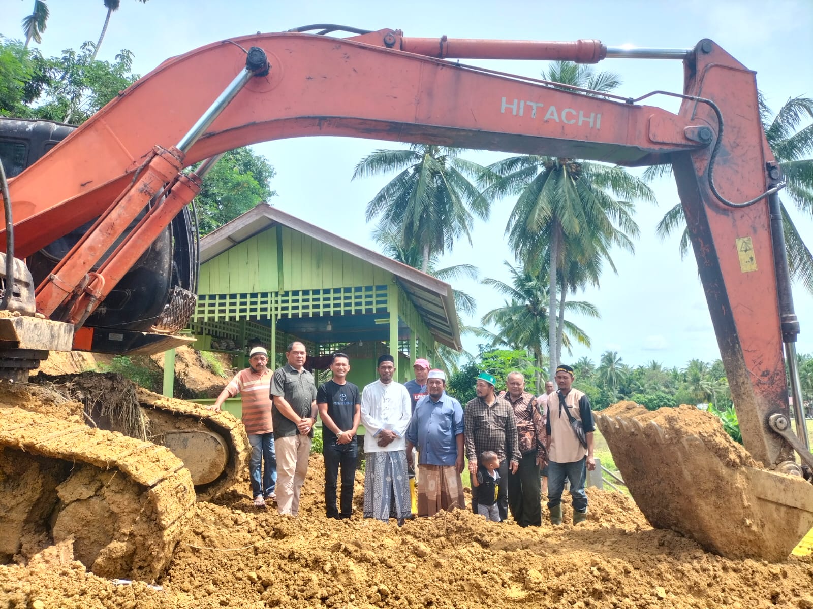 DPAC PKB Peudada Bantu Alat Berat Bersihkan Longsor Di Balai Pengajian