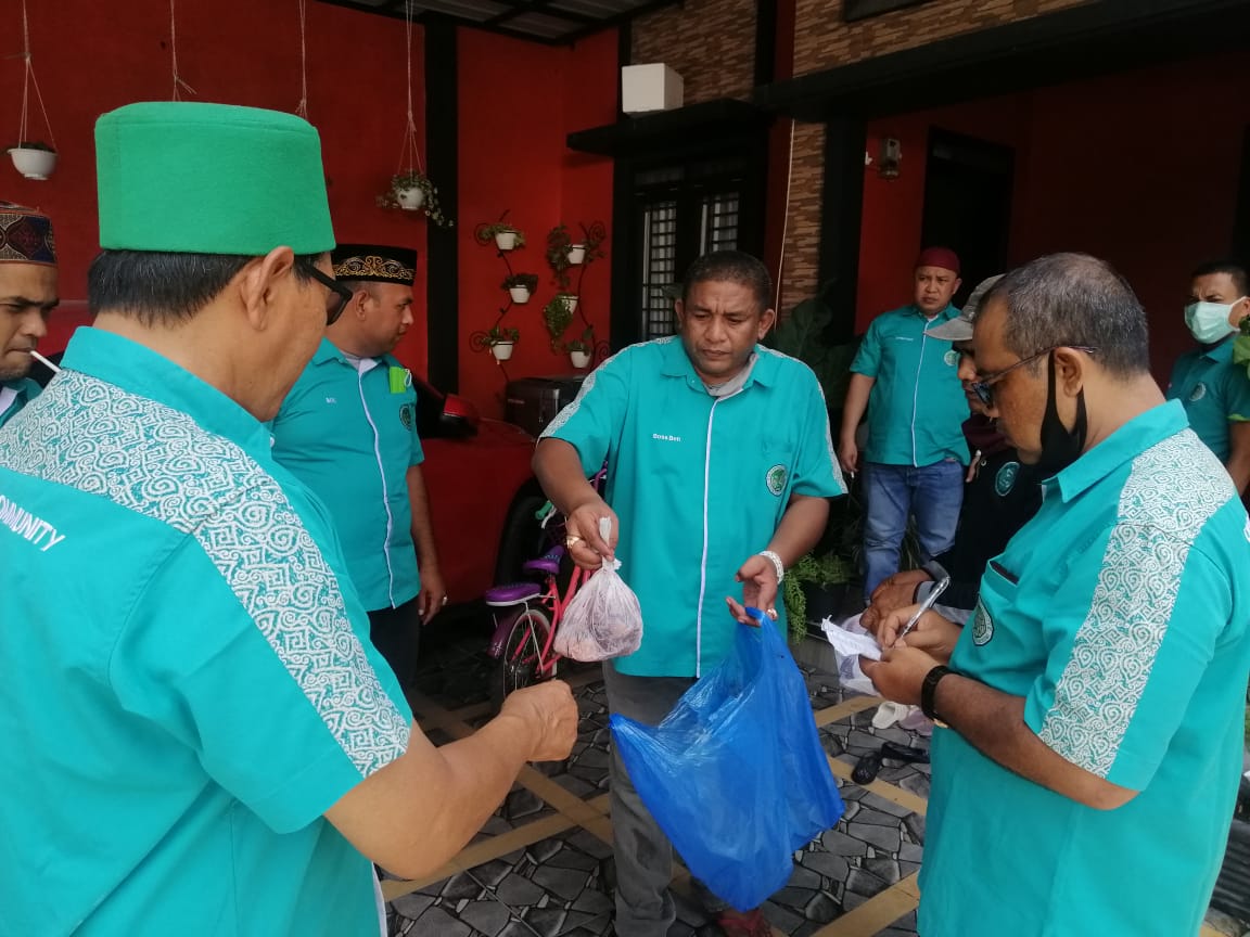 Duta Bireuen Community bagikan daging meugang