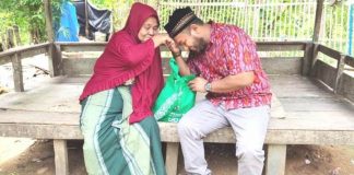 Terima Paket Lebaran dari HRD, Ini Ungkapan Terharu Wak Fah dan Tgk Basyir