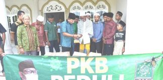 Bersama Ketua DPC PKB Bireuen, HRD Salurkan Bantuan Gus AMI Kepada Puluhan Dayah