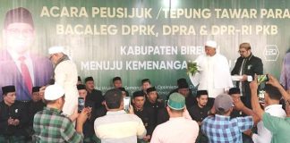 Ulama Kharismatik Aceh Peusijuek Bacaleg PKB di Bireuen