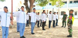 Persiapan Lomba Gerak Jalan Indah, Anggota Kodim Bireuen Latih Siswa MBS