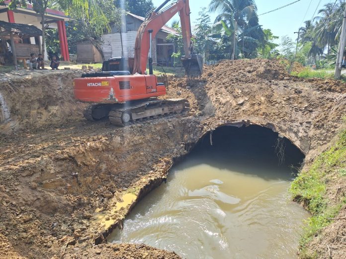 Alat berat Excavator mengeruk longsoran tanah di Saluran Aramco D.I. Pante Lhong Desa Paya Meuneng , Kecamatan Peusangan Bireuen untuk penanganan darurat oleh Dinas PUPR Bireuen. (Foto: Istimewa)