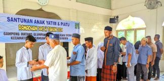 Bersumber Dana dari Sedekah Warga, Anak Yatim dan Piatu Gampong Matang Glumpang Dua Meunasah Dayah Terima Santunan Ramadhan 1445 H