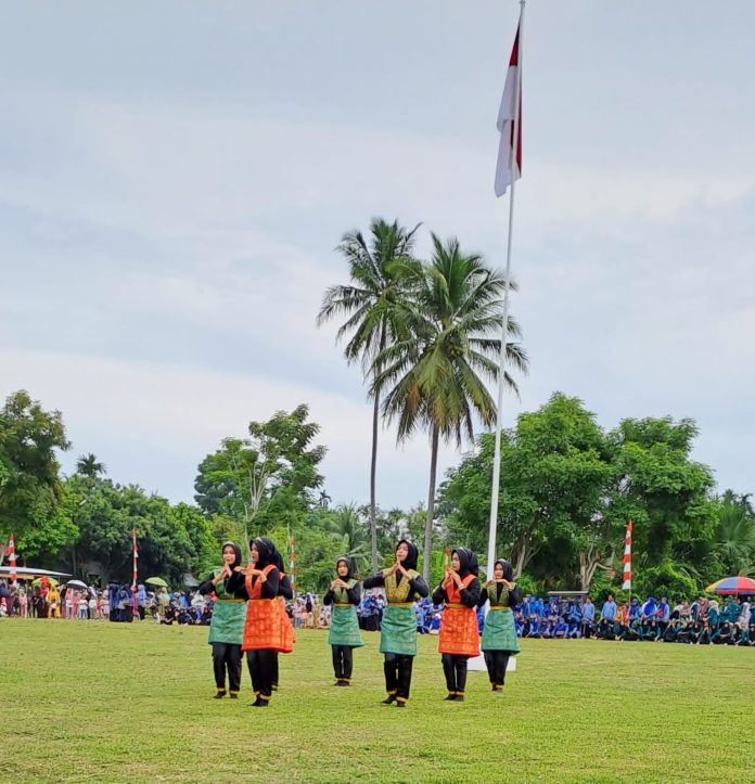 Siswa dari SMAN 1 Peudada mewarnai rangkaian kegiatan upacara pengibaran Bendera Merah Putih dalam rangka HUT Ke-79 RI dengan menampilkan aneka seni tari kreasi, di lapangan kecamatan Peudada, Sabtu pagi 17 Agustus 2024. (Foto Humas kantor camat Peudada).