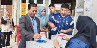 Memilih di TPS Cot Gapu, HRD Akrab dengan Warga Sambil Nikmati Jajanan Buah-buahan