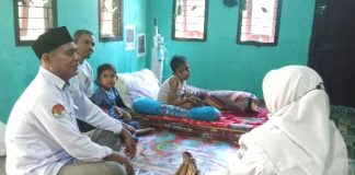 Sumardi Butuh Bantuan Kaki Palsu untuk Anaknya, KUA Gandapura Berikan Santunan