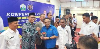 Dedikasinya untuk Pendidikan, Dokter Athaillah A Latief Dianugerahi Penghargaan Sahabat PWI