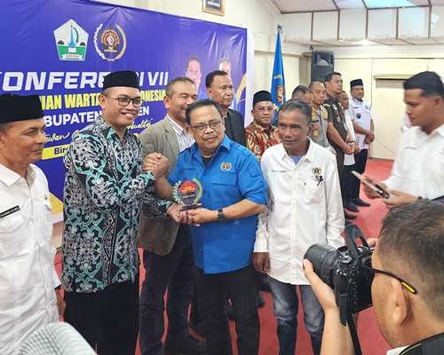 Dedikasinya untuk Pendidikan, Dokter Athaillah A Latief Dianugerahi Penghargaan Sahabat PWI