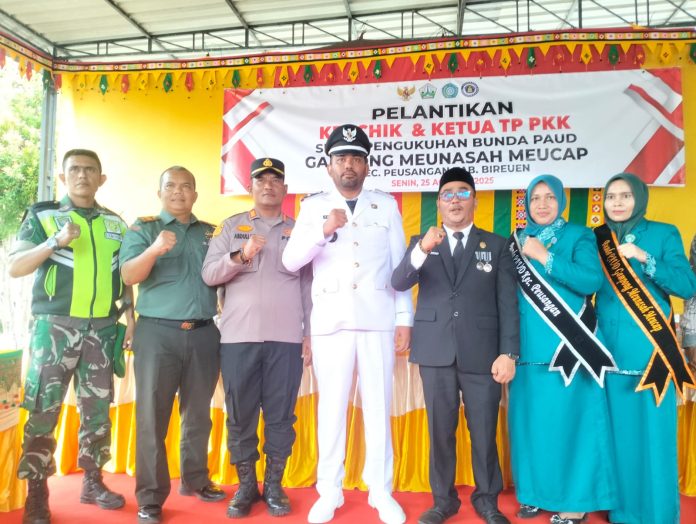 Foto bersama Plt Camat Peusangan, Rahmadsyah dengan Keuchik Meunasah Meucap, Danramil 06/Peusangan, kapolsek Peusangan seeta Ketua PKK Gampong Meunasah Meucap, Kecamatan Peusangan, Bireuen. (Foto: Sertu Muzakir)