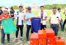 Ketum Juang FC Bireuen Serahkan Perlengkapan Pemain, Targetkan Juara Liga 4 Aceh