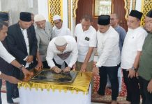 Di Momen Peringatan Maulid, Ahli Waris Tandatangani Prasasti Tanah Wakaf Meunasah Al-Ikhlas Kommes