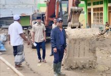 Turun Langsung Bersihkan Lumpur di Sejumlah Dayah, HRD Kerahkan Alat Berat dan Mobil Tangki Air