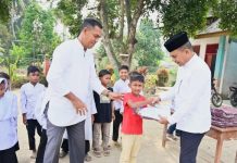 Peduli Pendidikan Pascabencana, Yah Fud Serahkan Seragam Sekolah untuk Siswa SDN 8 Kuta Blang