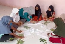 Mahasiswa KKM Umuslim Latih Kreativitas Anak Bugak Krueng Lewat Seni Daun Ramah Lingkungan