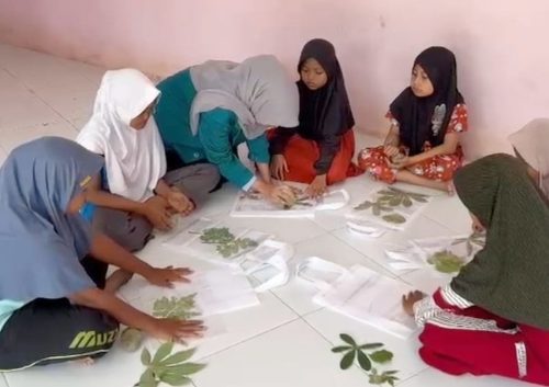 Mahasiswa KKM Umuslim Latih Kreativitas Anak Bugak Krueng Lewat Seni Daun Ramah Lingkungan
