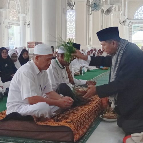 Hadiri Peusijuek Jamaah Calon Haji Bireuen, Ini Pesan Bupati Mukhlis