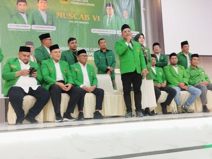 Edi Saputra memberikan sambutan usai ditetapkan sebagai Ketua PPP Bireuen dalam Muscab VI Tahun 2026, Selasa (28/4/2026) malam di Aula Wisma Bireuen Jaya (Foto: Suryadi/Kabar Bireuen)