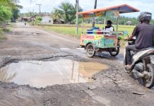 Jalan Utama Makmur Rusak Parah, Warga Berharap Segera Diperbaiki