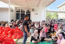 Peduli Korban Banjir, Ceulangiek Anggota DPRA Bagikan Ratusan Paket Sembako untuk Warga Kurang Mampu