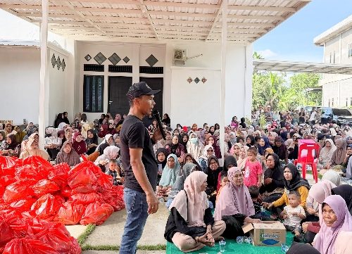 Peduli Korban Banjir, Ceulangiek Anggota DPRA Bagikan Ratusan Paket Sembako untuk Warga Kurang Mampu