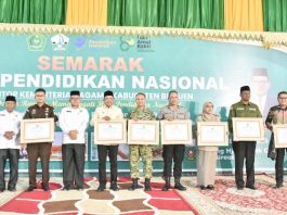 Semarak Hardiknas 2026, Kankemenag Bireuen Luncurkan Madrasah Unggul dan Tanam Seribu Pohon Wakaf Produktif