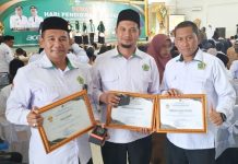 Kakanwil Kemenag Aceh Serahkan Penghargaan Kepada KUA Peusangan Selatan dan KUA Jeunieb pada Peringatan Hardiknas Kankemenag Bireuen