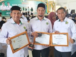 Kakanwil Kemenag Aceh Serahkan Penghargaan Kepada KUA Peusangan Selatan dan KUA Jeunieb pada Peringatan Hardiknas Kankemenag Bireuen