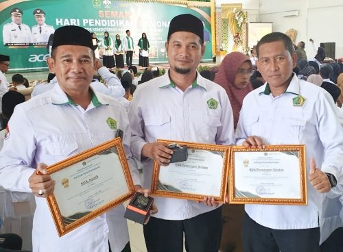 Kakanwil Kemenag Aceh Serahkan Penghargaan Kepada KUA Peusangan Selatan dan KUA Jeunieb pada Peringatan Hardiknas Kankemenag Bireuen