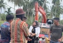 Kerahkan Alat Berat, Adnen Nurdin Bantu Perbaiki Jalan Longsor Paya Cut–Simpang Mulia