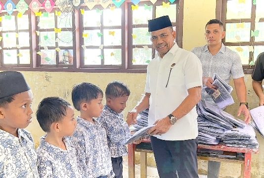 NasDem Peduli Pendidikan, Yah Fud Salurkan Bantuan ke MIN 23 Bireuen