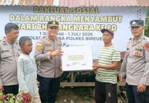 Sambut HUT Bhayangkara ke-80, Kapolsek Jangka Bagikan Paket Sembako untuk Masyarakat