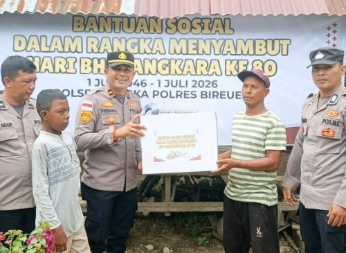 Sambut HUT Bhayangkara ke-80, Kapolsek Jangka Bagikan Paket Sembako untuk Masyarakat