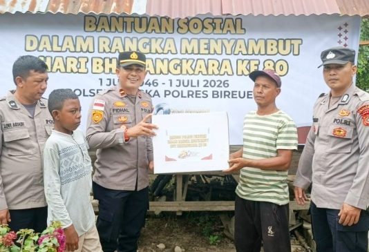 Sambut HUT Bhayangkara ke-80, Kapolsek Jangka Bagikan Paket Sembako untuk Masyarakat