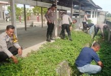 Jelang Hari Bhayangkara ke-80, Polsek Jangka Gelar Bakti Religi Bersihkan Masjid