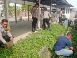 Jelang Hari Bhayangkara ke-80, Polsek Jangka Gelar Bakti Religi Bersihkan Masjid