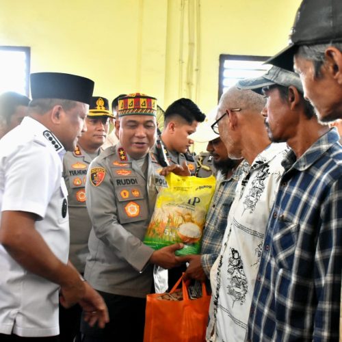 Kunjungan ke Bireuen, Kapolda Aceh Silaturahmi dengan Pemkab dan Serahkan 1.000 Paket Sembako untuk Masyarakat