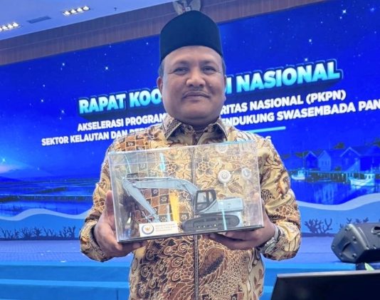 Bupati Bireuen Terima Bantuan Excavator dari Kementerian Kelautan dan Perikanan, Siap Percepat Pemulihan Tambak Pascabanjir