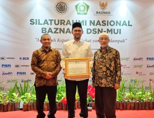Ketua DPS Bank Aceh Syariah Raih Anugerah Kepatuhan Zakat Berdampak dari BAZNAS dan DSN-MUI