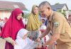 Hari Pertama Sekolah, Puluhan Siswa Baru SDN 19 Juli Dapat Tas dan Alat Tulis Gratis