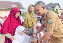 Hari Pertama Sekolah, Puluhan Siswa Baru SDN 19 Juli Dapat Tas dan Alat Tulis Gratis