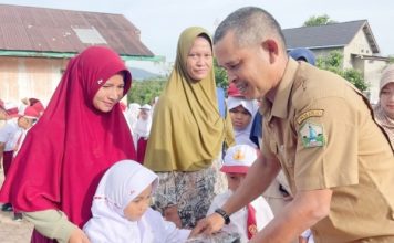 Hari Pertama Sekolah, Puluhan Siswa Baru SDN 19 Juli Dapat Tas dan Alat Tulis Gratis