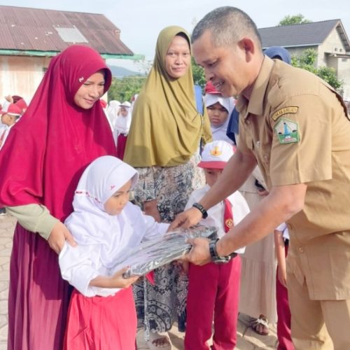 Hari Pertama Sekolah, Puluhan Siswa Baru SDN 19 Juli Dapat Tas dan Alat Tulis Gratis