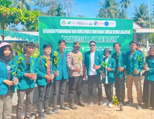 BEM UNIKI Ikut Hijaukan Bantaran Krueng Peusangan, Perkuat Upaya Mitigasi Banjir