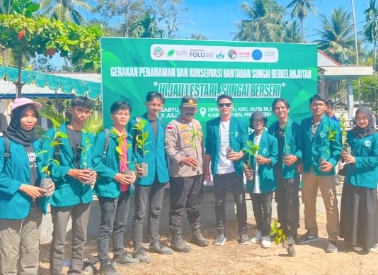 BEM UNIKI Ikut Hijaukan Bantaran Krueng Peusangan, Perkuat Upaya Mitigasi Banjir