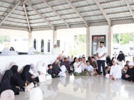 Dirut Bank Aceh Syariah dan Jamaah Haji Kloter 2 Aceh Ziarahi Makam Habib Bugak, Teladani Semangat Wakaf yang Mengalir Sepanjang Zaman