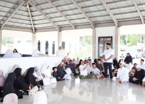 Dirut Bank Aceh Syariah dan Jamaah Haji Kloter 2 Aceh Ziarahi Makam Habib Bugak, Teladani Semangat Wakaf yang Mengalir Sepanjang Zaman