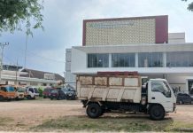 Armada Sampah Parkir di Depan Perpustakaan Daerah Bireuen, Dinilai Ganggu Keindahan dan Kenyamanan