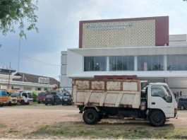 Armada Sampah Parkir di Depan Perpustakaan Daerah Bireuen, Dinilai Ganggu Keindahan dan Kenyamanan